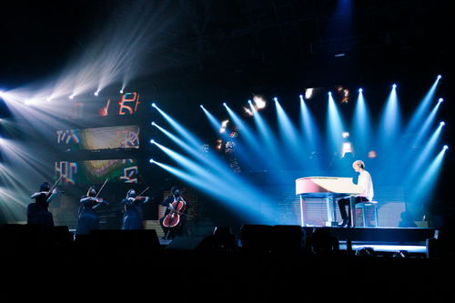 金發紅衣驚艷亮相，張藝興《大航海2》演唱會燃爆舞臺